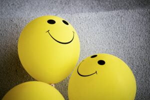 balões felizes felicidade e saúde mental